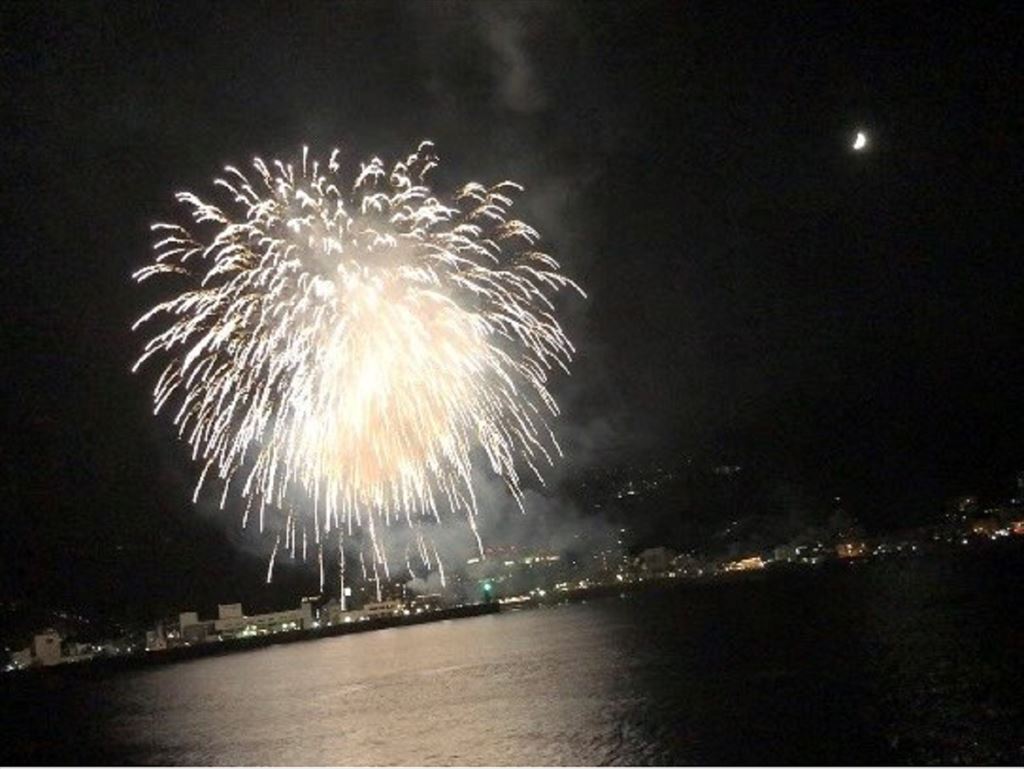 伊東温泉「夢花火」花火クルーズ