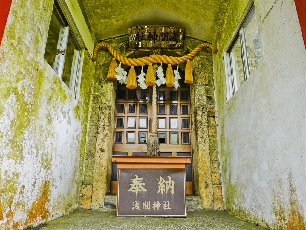 大室山頂の神社